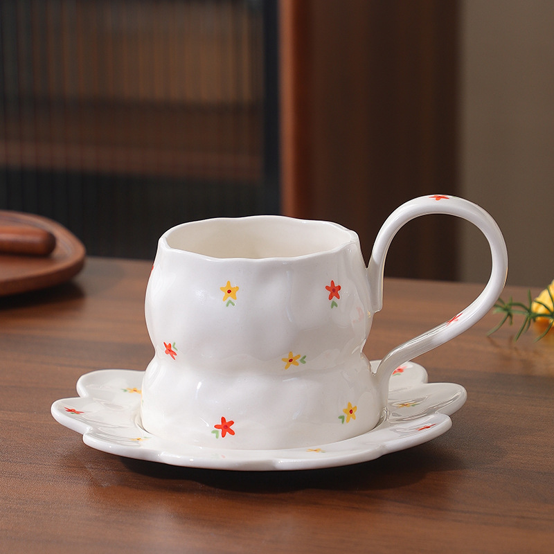 Pins viento rojo pequeño amor de alto valor pintado a mano bajo vidriado juego de tazas y platillos de cerámica taza de café irregular taza de agua