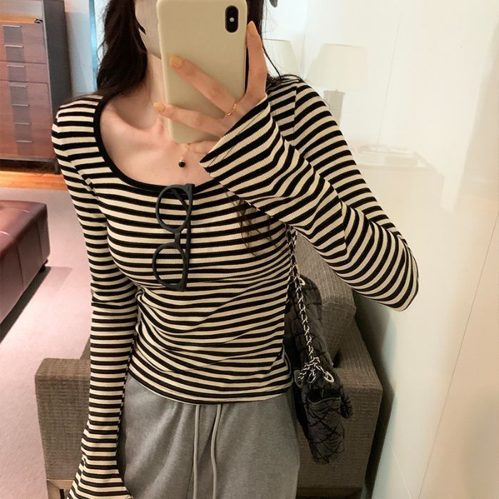 レトロな色の方襟のストライプの長袖のtシャツの女性の秋冬のデザイン感の修身の中で底のシャツの正肩の上着を掛けます。|undefined