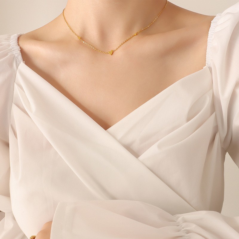 Japonés y coreano nuevo minimalista exquisito versátil collar de corazón pequeño diseño de nicho de acero de titanio chapado en oro Cadena de clavícula joyería para mujeres