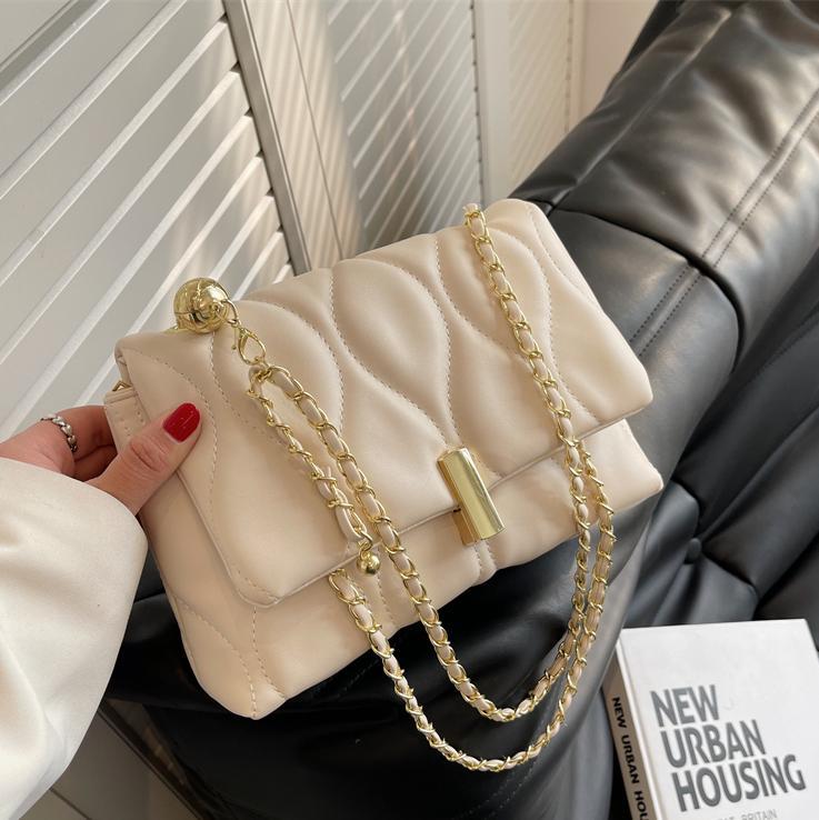 Bolso de moda de estilo occidental para mujer 2025 nuevo bolso cuadrado pequeño de moda de todo fósforo bolso de mensajero de un solo hombro con cadena de ocio de alta gama