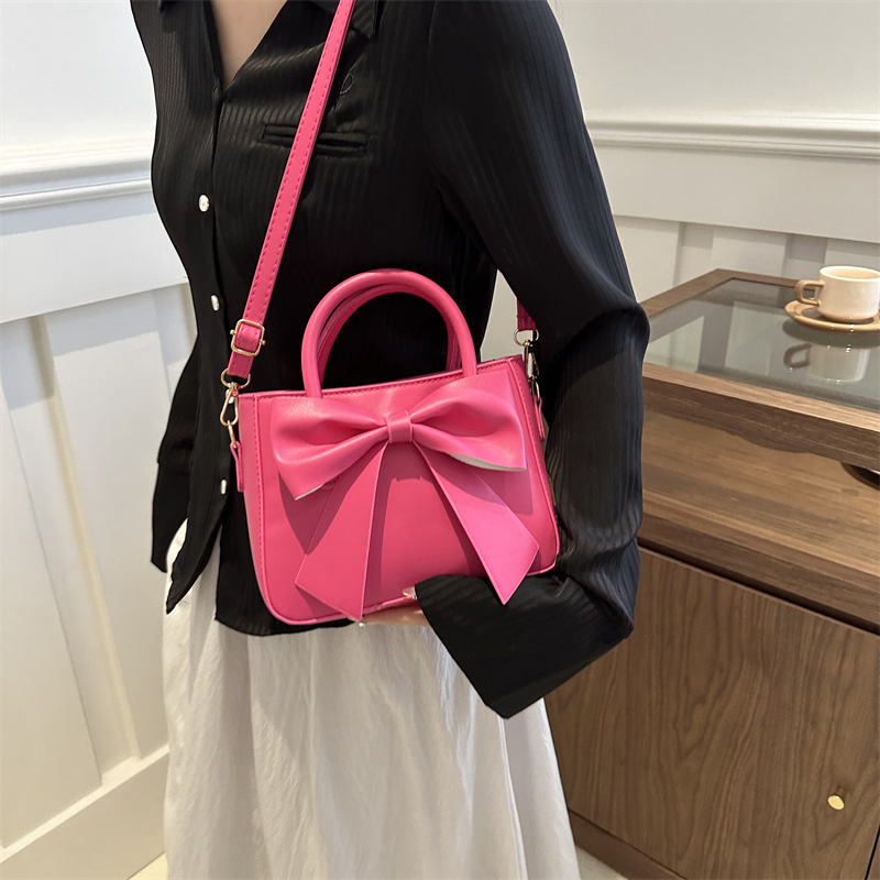 Bolso cuadrado pequeño portátil con lazo de sentido de alta gama para mujer 2024 nuevo bolso de hombro de moda bolso de mensajero de comercio exterior transfronterizo