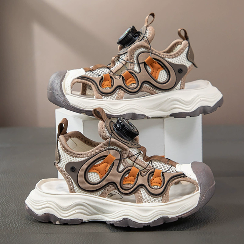 Сандалии для мальчиков с закрытым носком на мягкой подошве, детская пляжная обувь, новые летние туфли на пуговицах, модные универсальные спортивные сандалии для мальчиков.