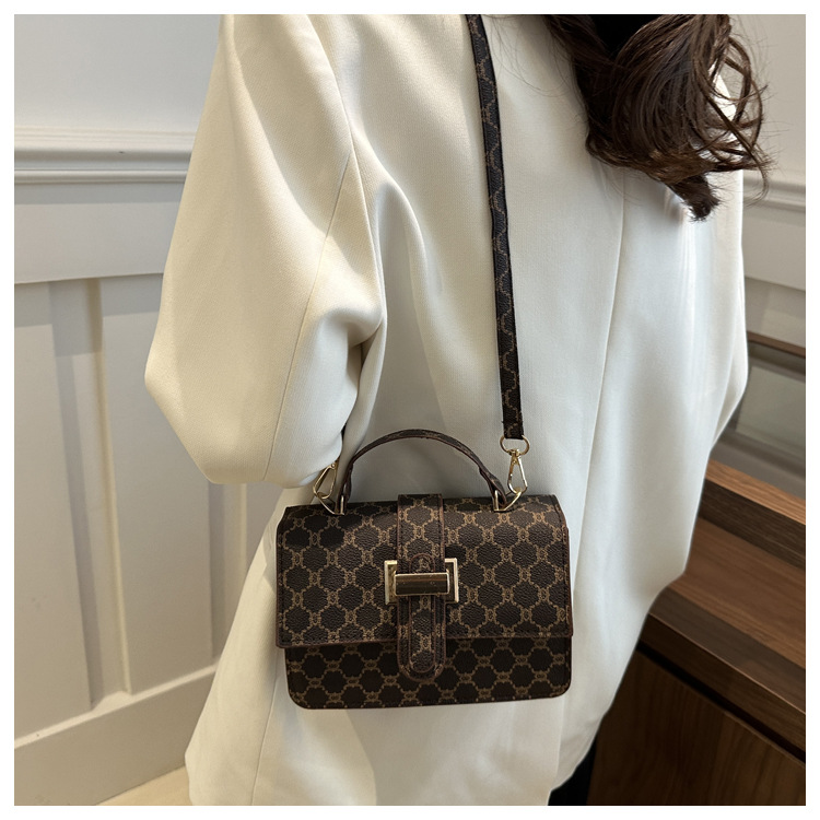 The 2024 new women's bag features a high-end texture, a niche and fashionable style, a retro and versatile small square bag, and a hand-held shoulder crossbody bag undefined