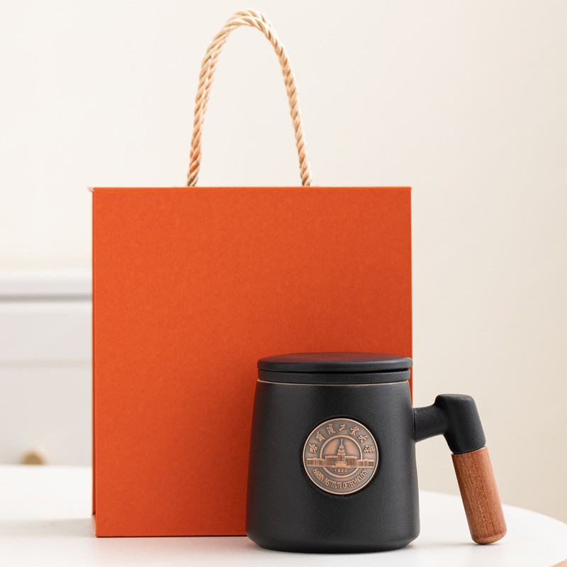 Taza de cerámica famosa escuela taza de filtro taza de marca taza de metal bronce relieve impresión LOGO taza de agua taza con tapa caja de regalo