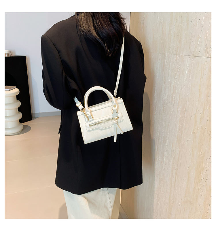 A retro, individualistic, casual single-shoulder crossbody bag for the autumn of 2024, featuring a fashionable, simple and elegant style, and a small square handbag for commuting undefined