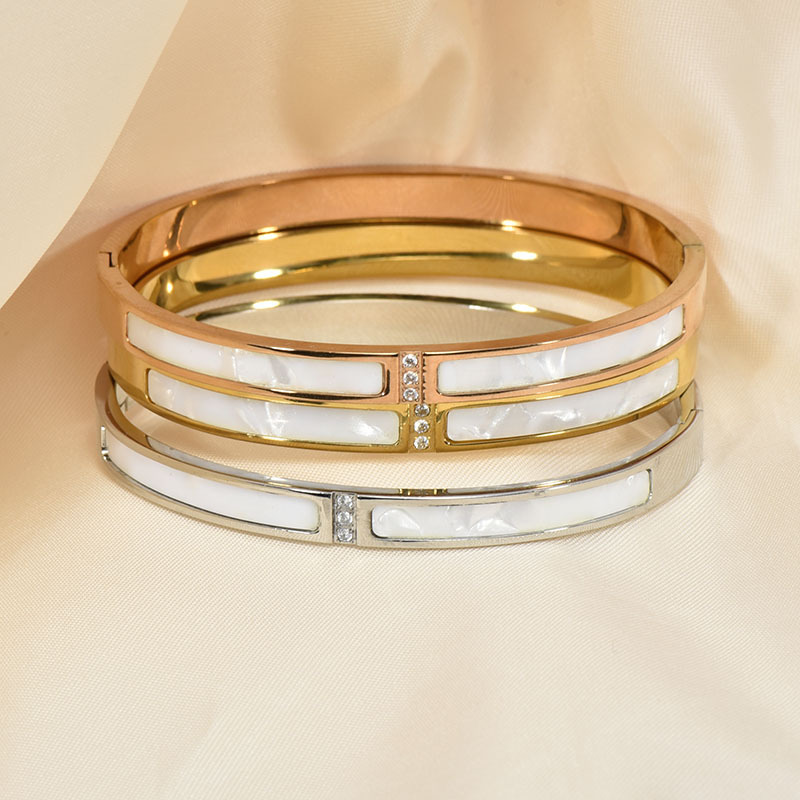 Pulsera de hebilla madre de concha de tres diamantes de acero de titanio transfronterizo moda femenina 18k oro real galvanoplastia de acero inoxidable pulsera explosiva