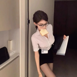 女式衬衫;女式T恤;职业女裙套装