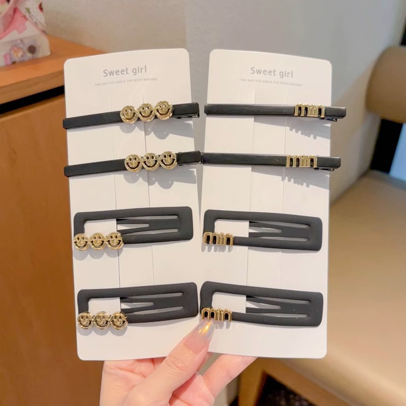 Clip de boca de pato sin huellas en el lado de las letras frises cortas para el cabello de mujeres versátiles simple y de alto nivel sensación de una palabra clip de cabello tocado