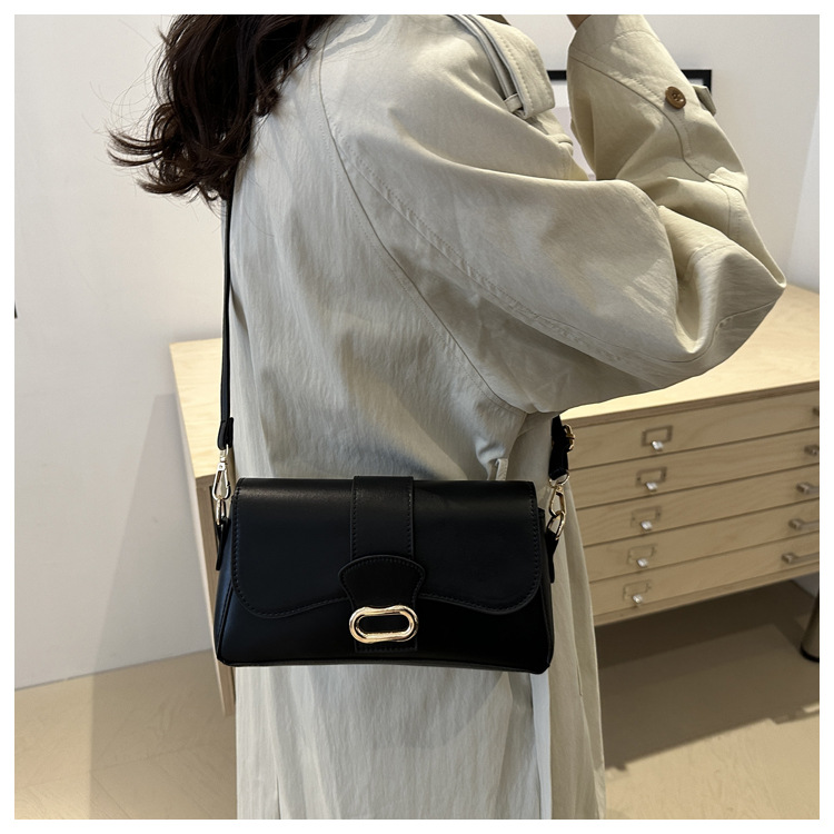 A casual and stylish small bag for women, a new 2024 fashion single-shoulder underarm bag, a retro and fashionable commuting crossbody small square bag undefined