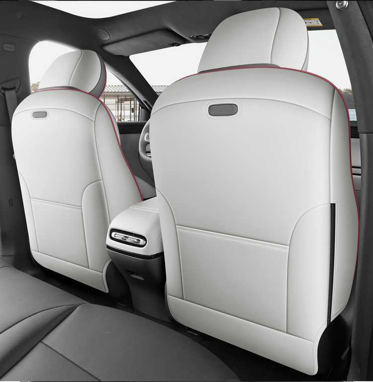 Suitable for the 2026 Xpeng Mona L03 model, these are full-coverage car seat covers with perforated, breathable fabric