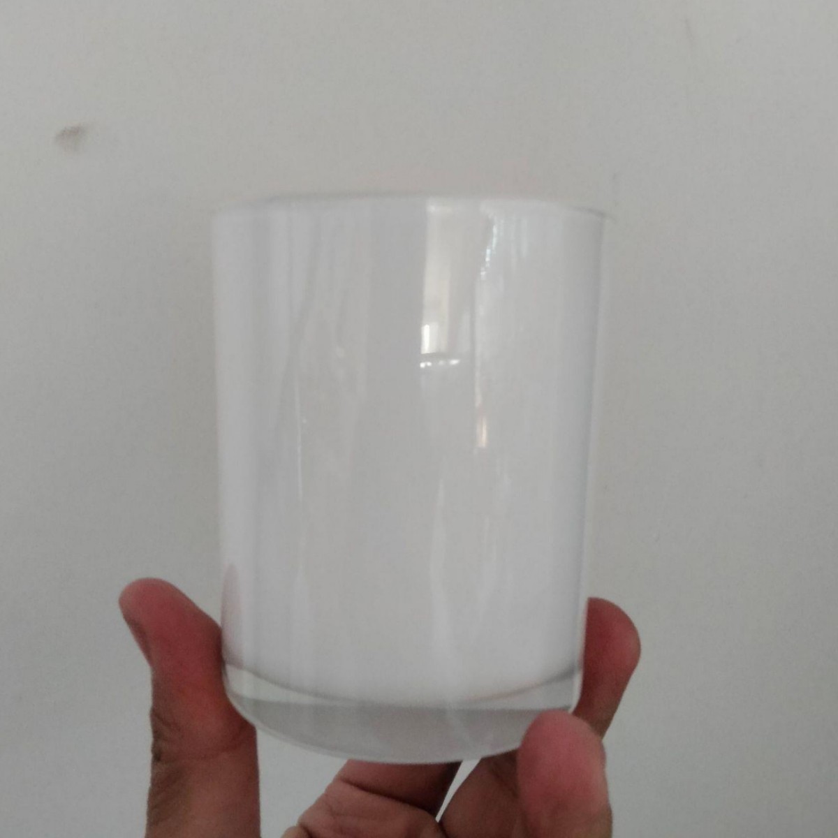 Venta al por mayor taza de vela tarro de vidrio color esmerilado recipiente de vidrio aromaterapia taza vacía con tapa dormitorio romántico candelabro logo