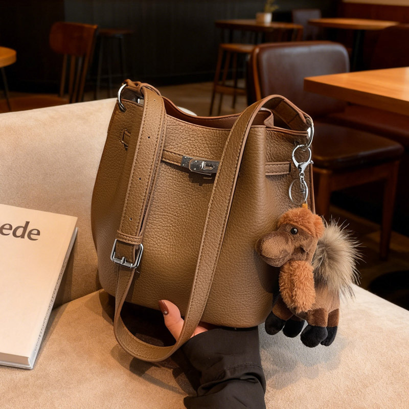 Otoño y invierno bolso de mujer retro bolso de cubo de mano 2025 nuevo tipo bolso de cesta de platos de viaje versátil bolso de hombro