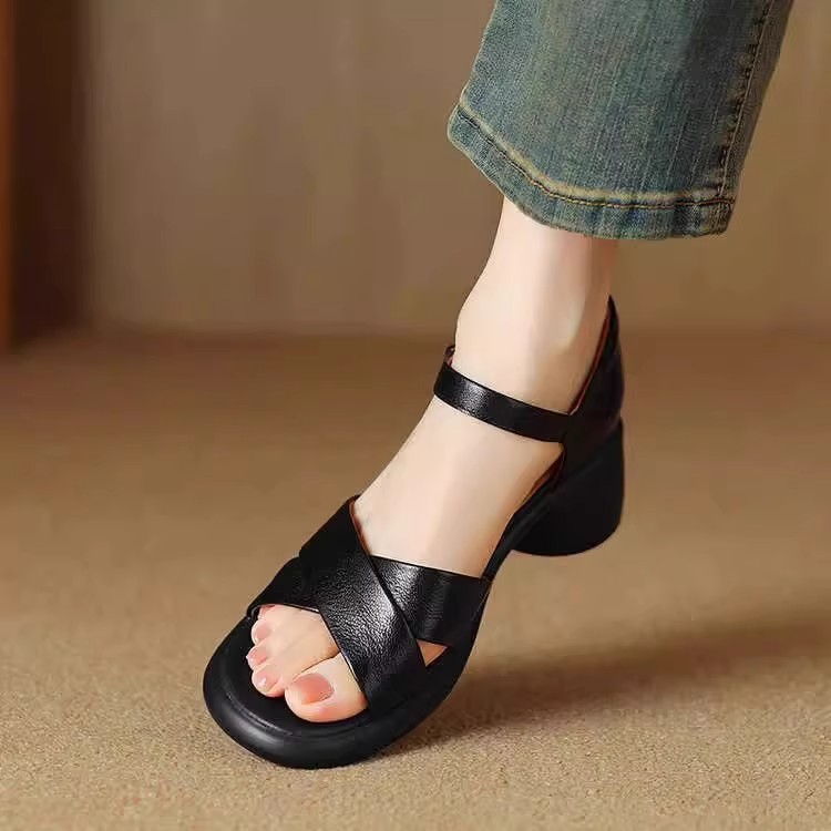 똥 밟는 느낌의 부드러운 가죽 원스트랩 로마 샌들 여성 2025 신상 여름 여성화 두꺼운 밑창 프렌치 두꺼운 굽 하이힐