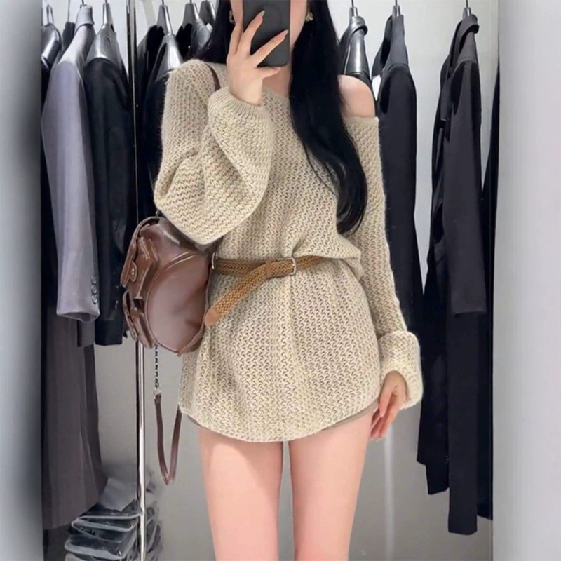 Lazy-style, open-knit, one-shoulder sweater for women, perfect for autumn and winter outfits; a mid-length, fitted, off-the-shoulder knit top