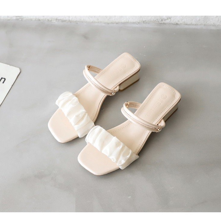Sandalias de viento de hadas para mujeres verano 2025, nuevo estilo exterior, tacones gruesos, tacones altos franceses, dos zapatillas frías