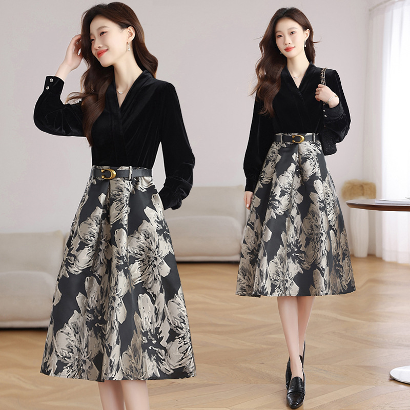 Real Shot of Gold Velvet Jacquard Dress for Women in Autumn and Winter New Style Retro High-End Waist Fake Two-Piece Large Skirt