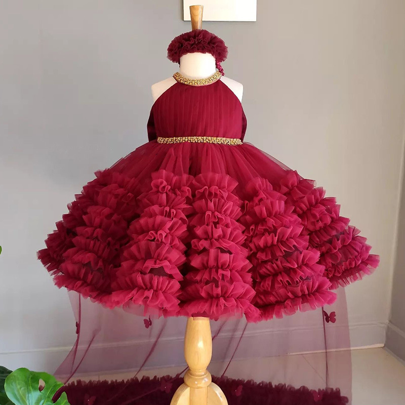 Abito da principessa con scollo all'americana e gonna ampia per la festa del primo compleanno, ideale per l'inverno 2026._voghion.com
