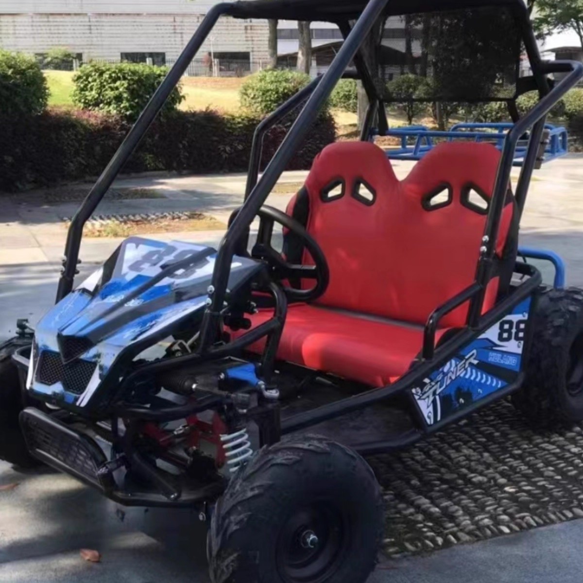 Padres e hijos para dos pequeños kart adultos pueden hacer lugares de entretenimiento de cuatro ruedas de gasolina playa de campo escénico al aire libre coche de deriva