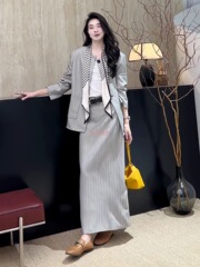 韩系气质灰色条纹西装套装女2025新款秋西服外套直筒半身裙两件套