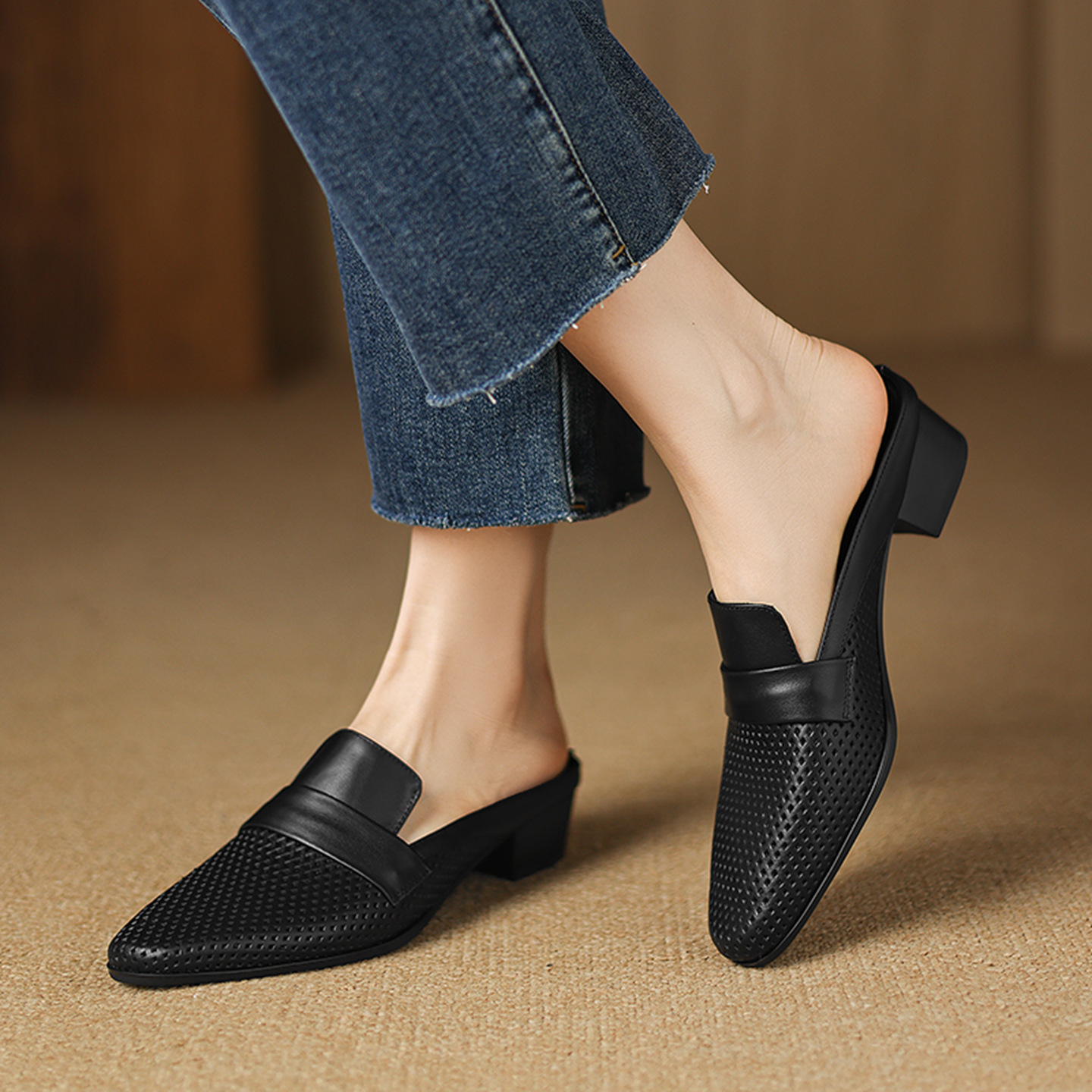 Sandal nữ quai ngang mũi kín gót thấp đế xốp nhẹ mùa xuân hè — đen chi tiết 14