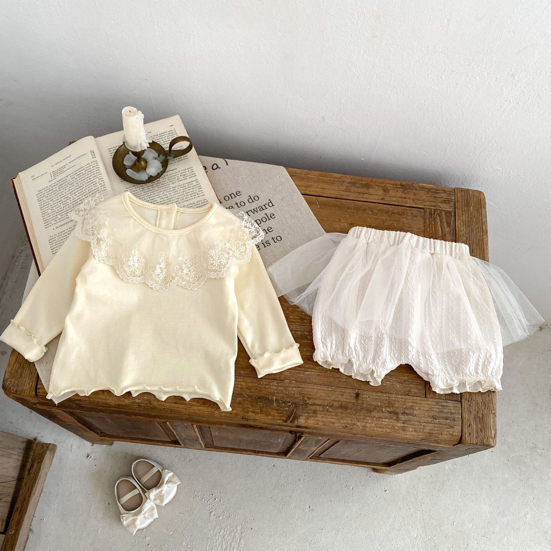 Jesenski set od tri dijela za djevojčice 2024. s čipkastom majicom s ovratnikom, mrežastim hlačama i jednobojnim žakard kaputom, Taken_voghion.com