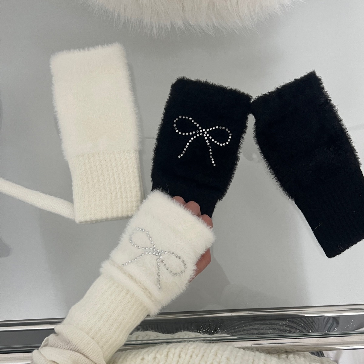 Gloves with bow