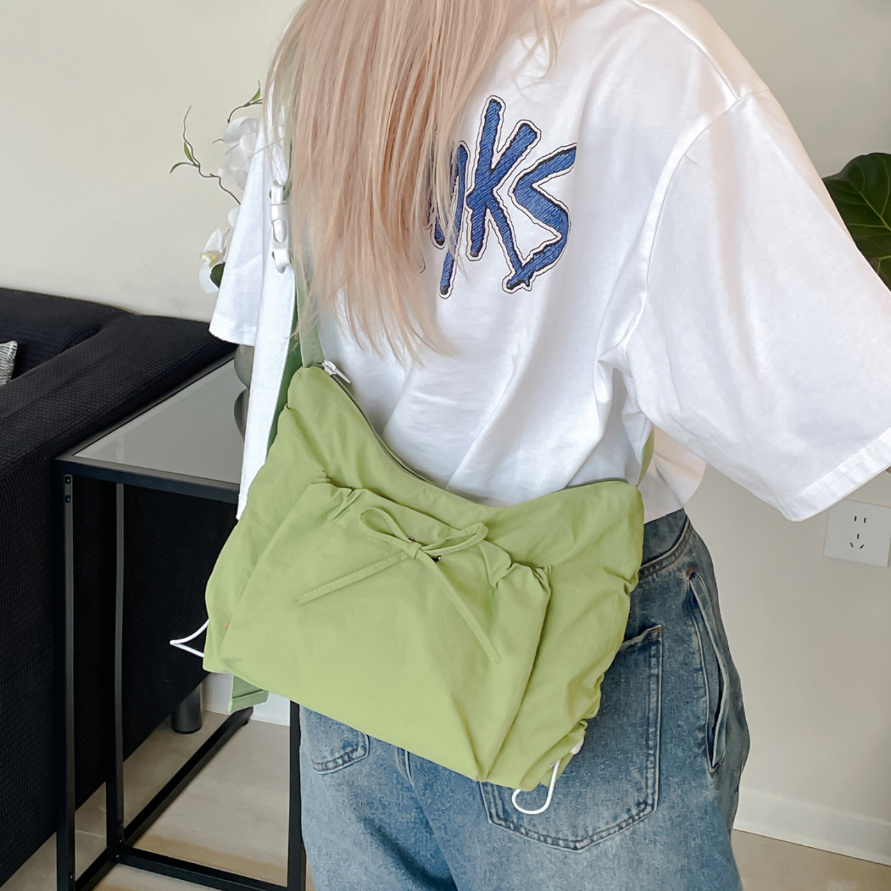 女士布包包小众设计感褶皱大容量抽绳斜挎包轻便通勤单肩托特包