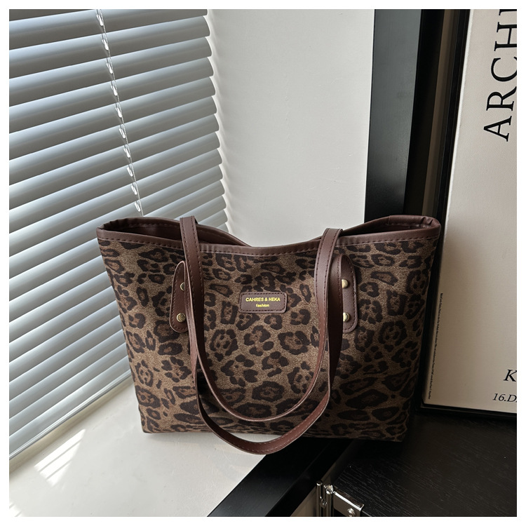 This is a new 2024 trendy and stylish large-capacity handbag for women. It is a fashionable and stylish single-shoulder tote bag for autumn and winter undefined