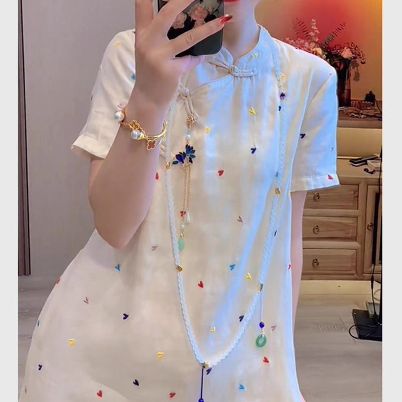 新しい中国風の白い愛の斜めの襟ミッドレングス半袖シャツ女性のための夏のハイエンドのレトロなボタン付きトップ女性のための