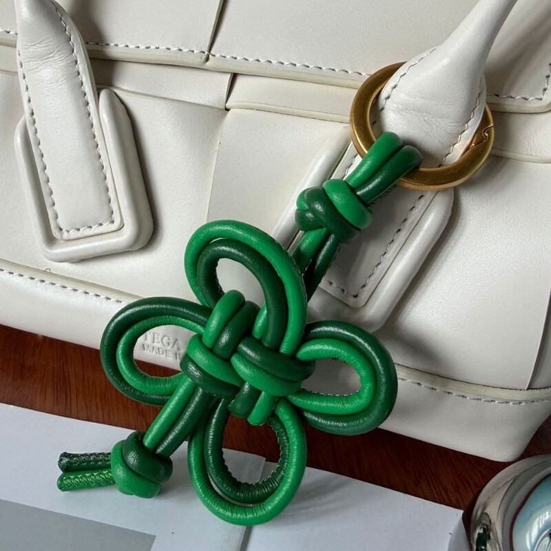 New Handmade Woven Sheepskin Ruyi Knot Keychain for Women, Genuine Leather Car Pendant, High-End Chinese Knot Gift Ornament New Handmade Woven Sheepskin Ruyi Knot Keychain for Women, Genuine Leather Car Pendant, High-End Chinese Knot Gift Ornament