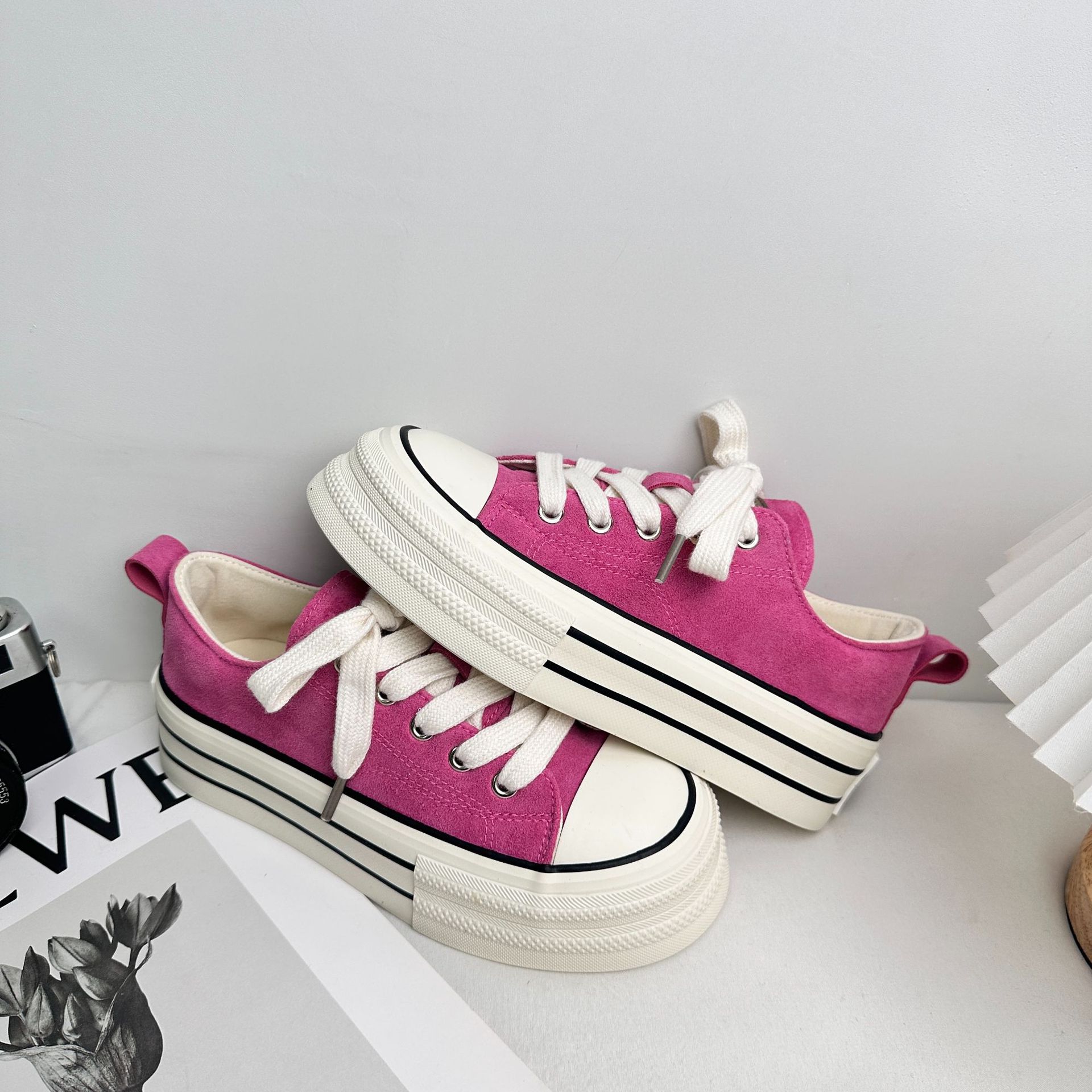 Zapatos blancos Yuanbo con un pedazo de tela de suela gruesa para mujeres 2025 nuevos zapatos de nicho universal zapatos casuales skate