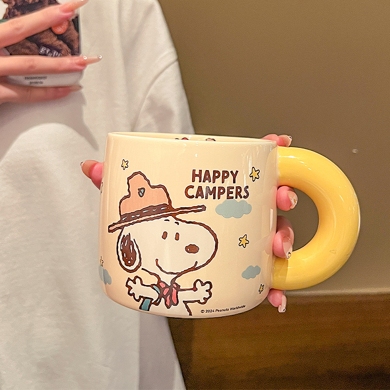 Taza de agua Snoopy taza de cerámica casera taza de pares taza de café de verano taza de calibración para niñas nuevo 2025