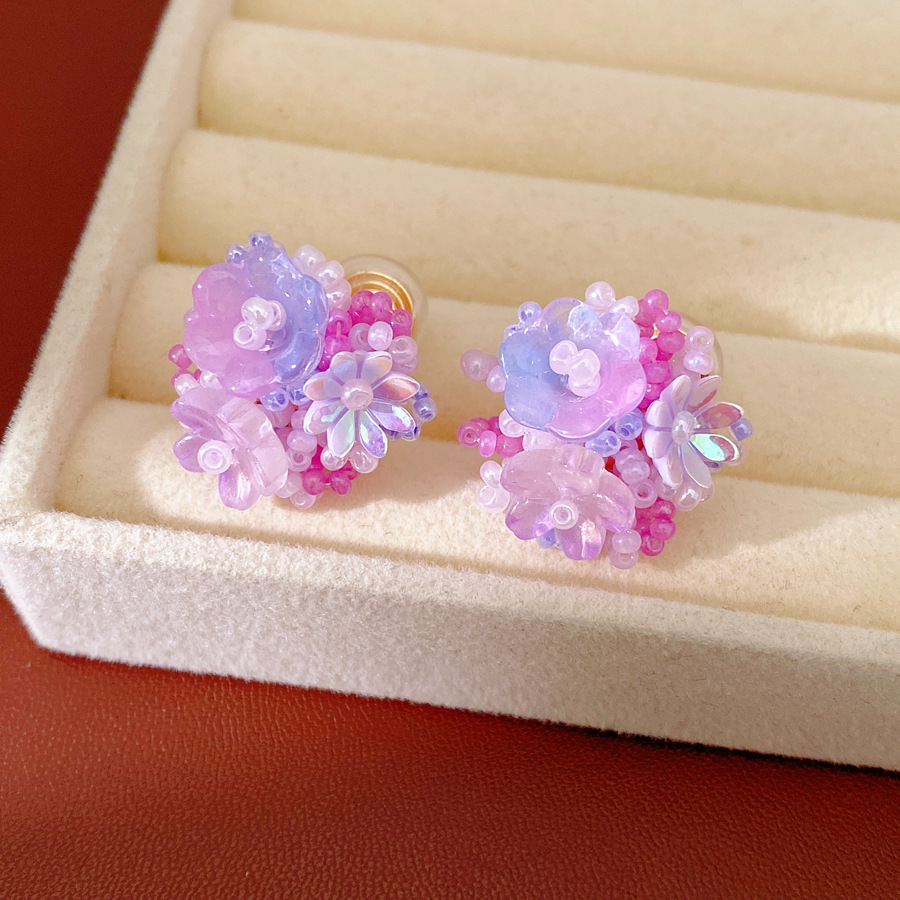 Flores de resina de color con cuentas de orejas para mujeres sin agujeros de orejas pequeñas pendientes dulces frescos ligeros de lujo alta sensación de auriculares al por mayor