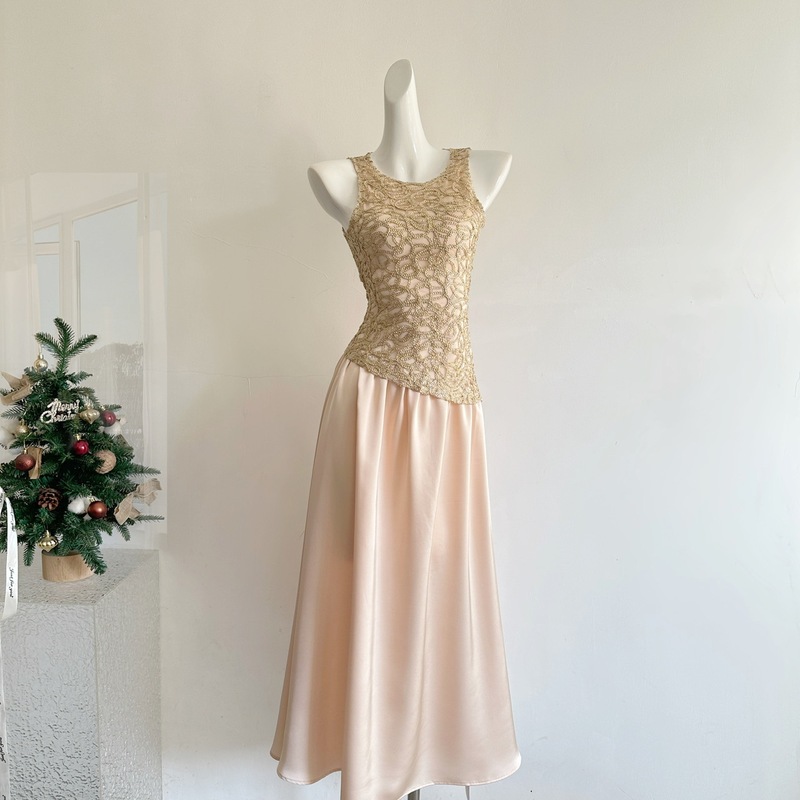 『Xinxing』Dust-Like Lace Patchwork Halter Neck Dress for Women 2025 Winter New Sleeveless Elegant Long Dress