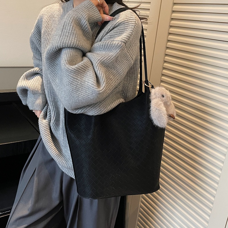 Bolsa de brazo retrógrada para niños y mujeres 2025 otoño y invierno nuevo viaje al trabajo bolsa de cubo de agua de gran capacidad bolsa de hombro tejida