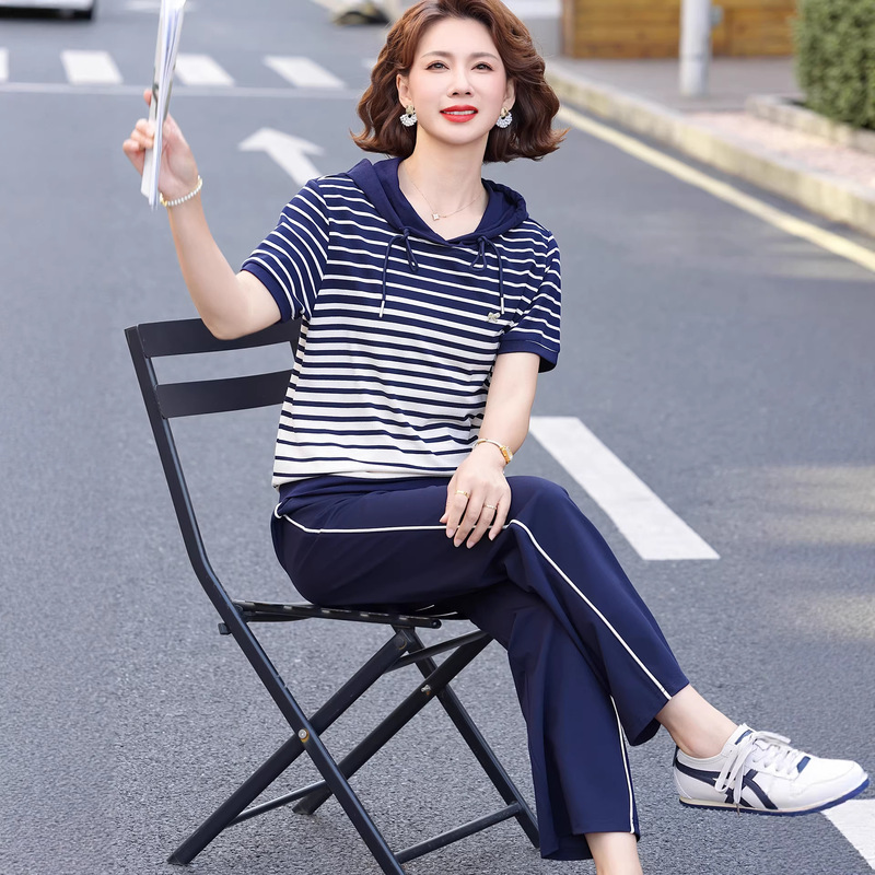 Mom's Summer Sports Suit, Stylish Short-Sleeved T-Shirt, 2026 New Style, Middle-Aged and Elderly Women's Summer Casual Tops