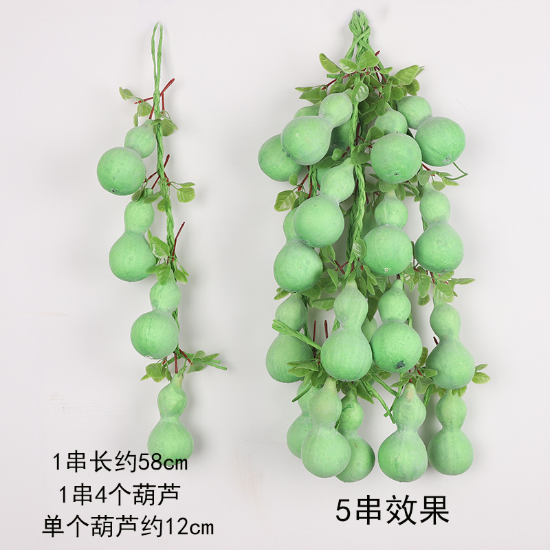 잎이 달린 짙은 녹색 조롱박 다발