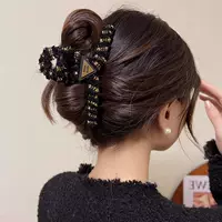 Заколка-краб с буквой, в стиле Chanel, заколка для волос «краб», твидовый эффект, чёрная/бежевая