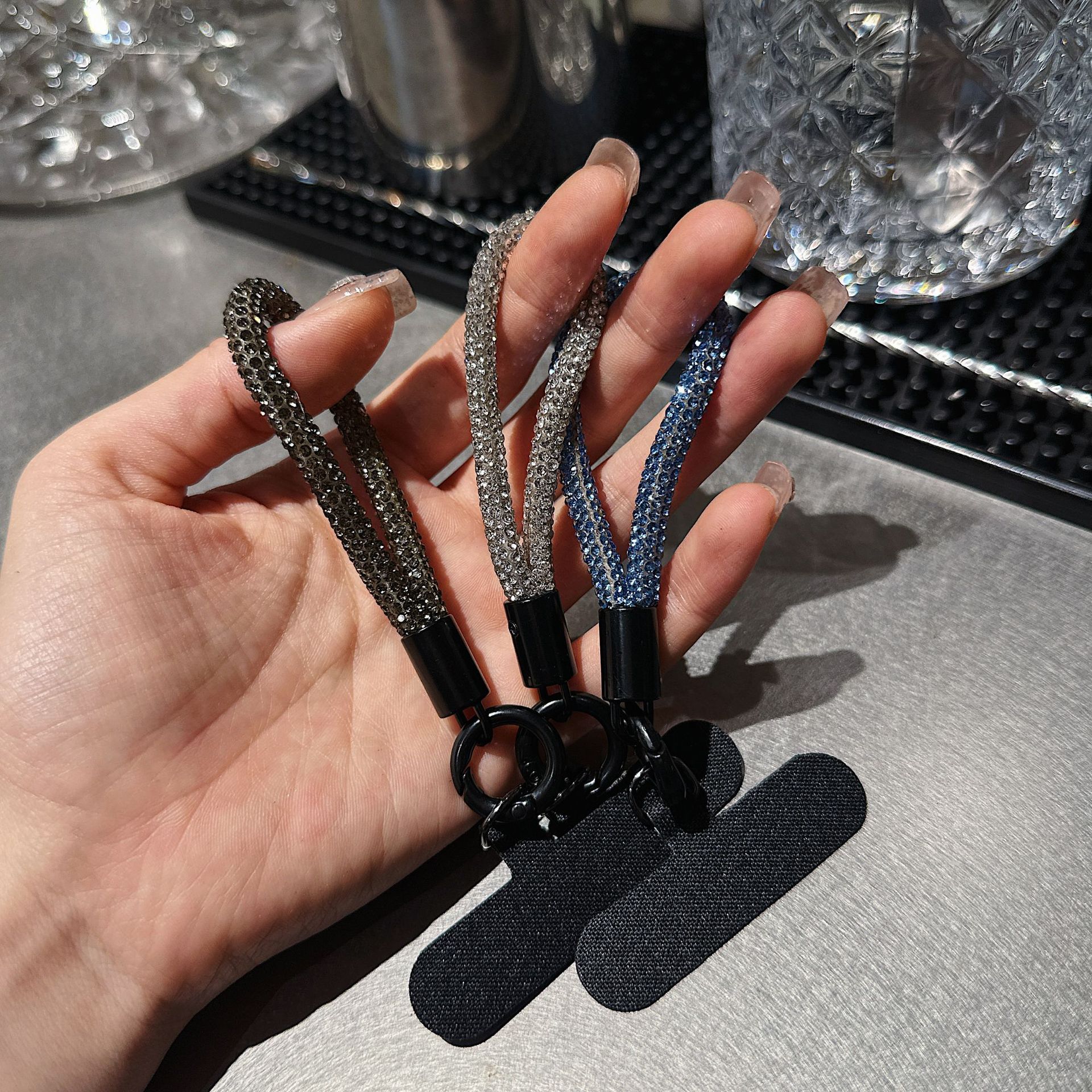 Colgante de diamante de alta sensación colorido perlas de diamante flash clip de teléfono móvil hebilla de metal resistente a la caída colgante de cadena corta resistente a la pérdida de cuello