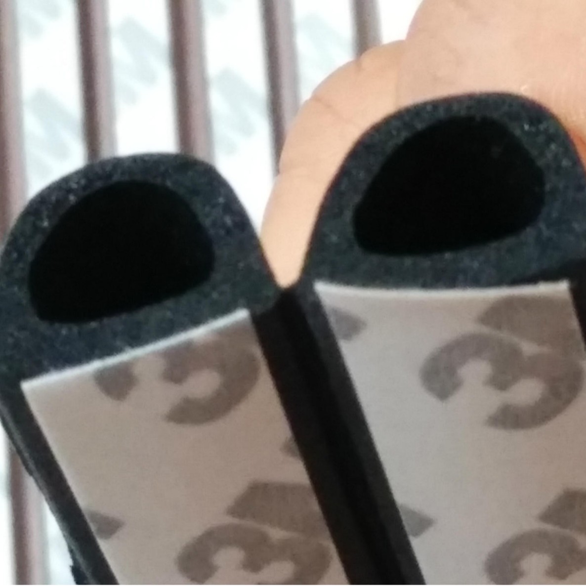 本公司生产加工各种规格自粘式密封条、发泡条、背胶条 门窗密封