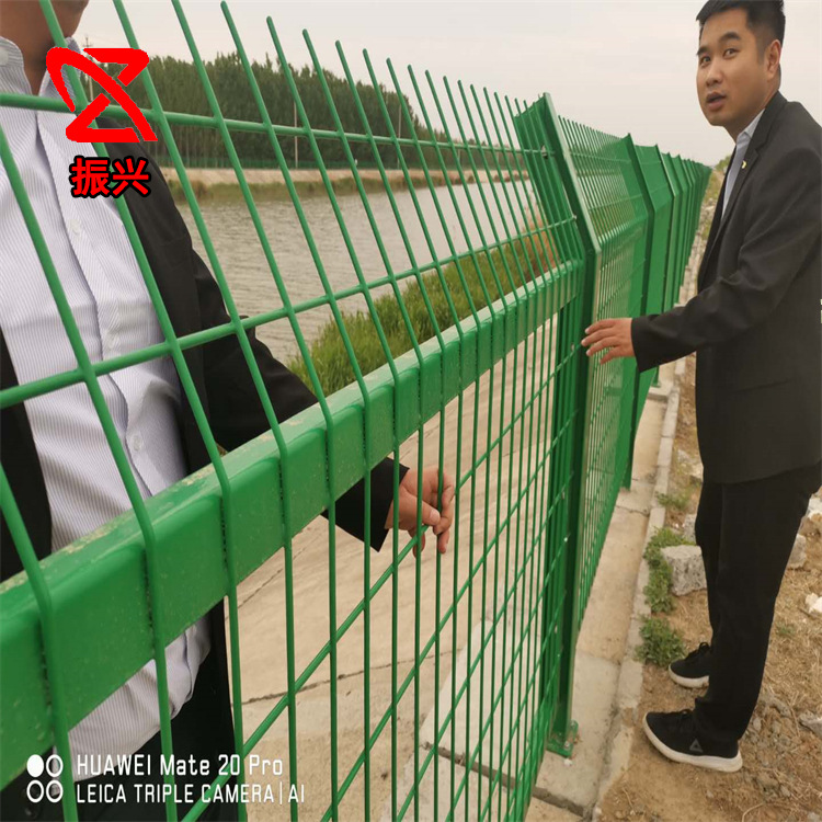 水源地扁铁框架防护网 水库隔离护栏网 河道铁丝包塑防护隔离栏