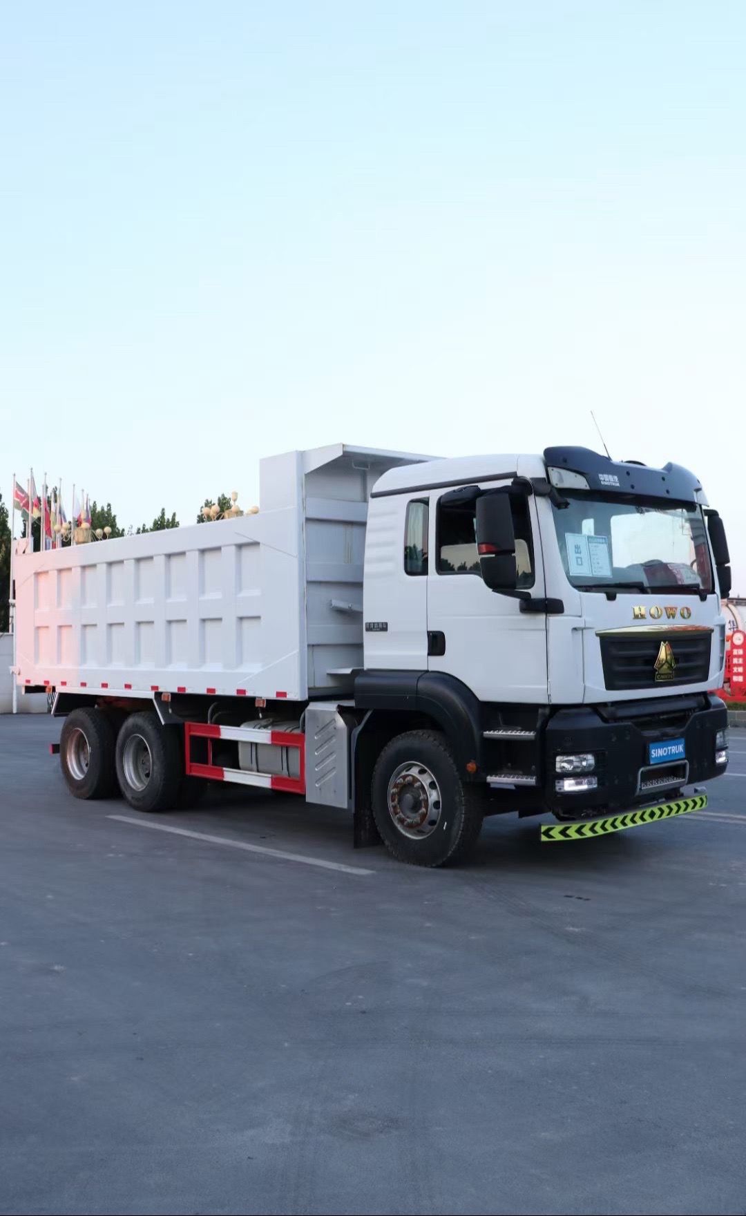 Cross-Border African Howo 8-Wheel 371-Horsepower Heavy-Duty National Standard 2 Dump Truck for Transporting Soil and Gravel