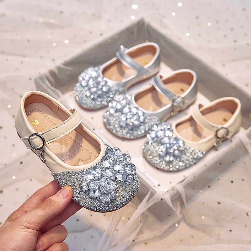 Детская обувь принцессы Эльзы, новинка 2025 года, обувь для девочек, обувь с драгоценными камнями, летняя обувь для девочек на мягкой подошве, серебряные маленькие кожаные туфли