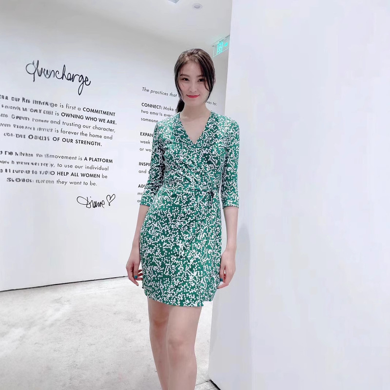 DVFA 2020 Spring and Summer New Elegant Lady V-neck Print Point Wrap Slim-fit Lace-up Dress 23161 Clearance DVFA 2020 Spring and Summer New Elegant Lady V-neck Print Point Wrap Slim-fit Lace-up Dress 23161 Clearance
