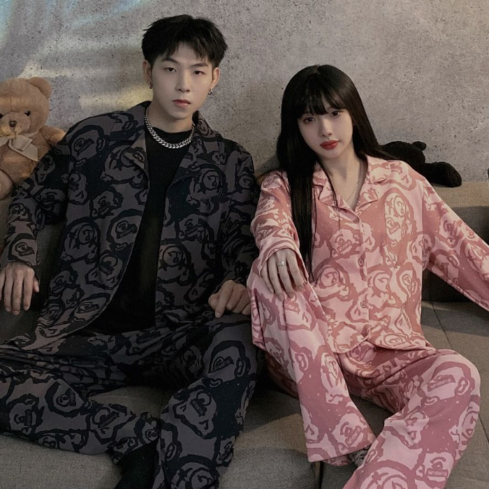 Coreano ins oso pareja pijama mujer primavera y otoño de manga larga seda de hielo delgada hombre imitación de seda ropa para el hogar verano
