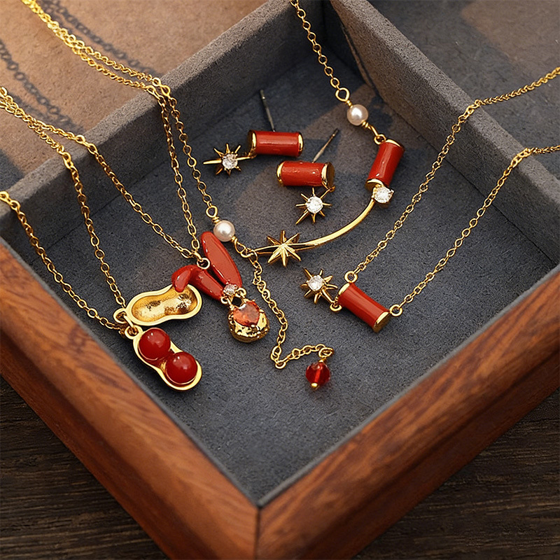 Moda europea y americana de alta calidad goteo de aceite rojo conejo estrellas fuegos artificiales buenas cosas colgante de maní collar pendientes de Año Nuevo