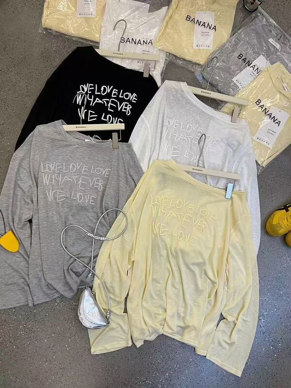韓国の夏のファッショナブルな斜め襟フォームレタープリントレイジー長袖Tシャツ日焼け止めシャツ女性用ルーズオフショルダートップ|undefined