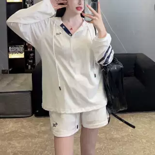 TB慵懒风减龄防晒休闲套装女小狗刺绣连帽宽松上衣+短裤两件套装