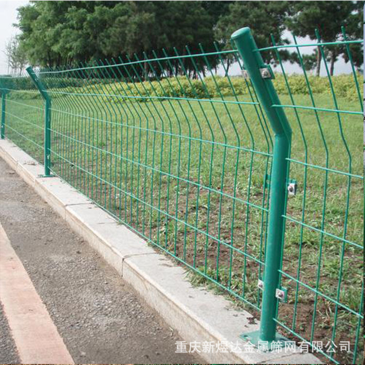 双边丝护栏绿色高速公路护栏养殖圈地包塑围栏光伏电站围栏护栏网
