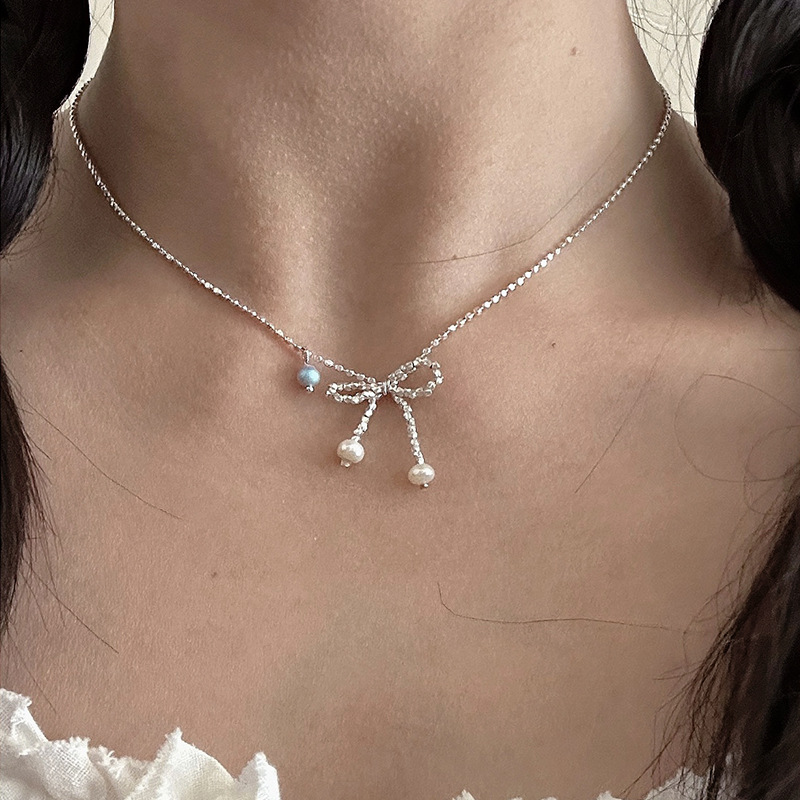 Elegant retro necklace with bow